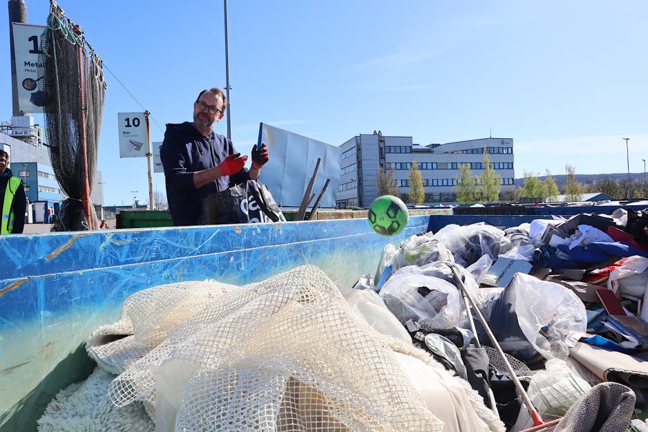 Mann kaster ball i s&oslash;ppelet.