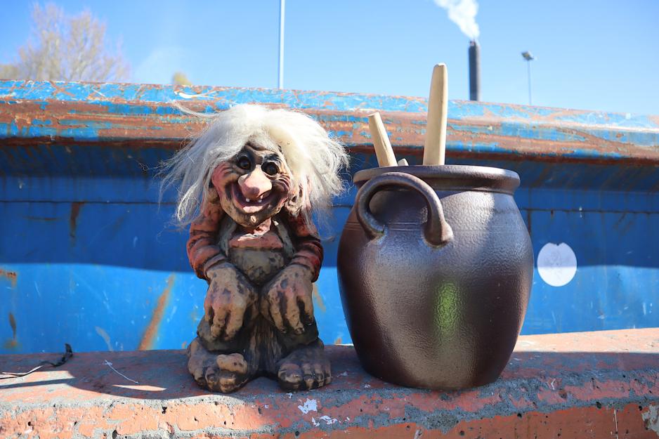 Troll og krukke foran s&oslash;ppel.