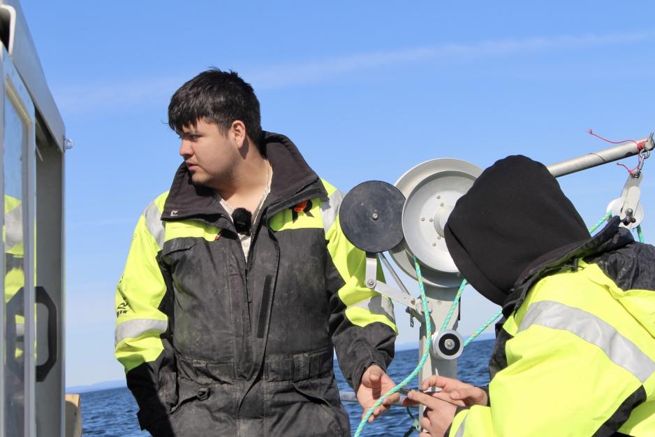 Emiliano p&aring; b&aring;t