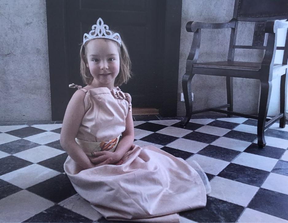 Ea Othilde som liten med prinsessekjole
