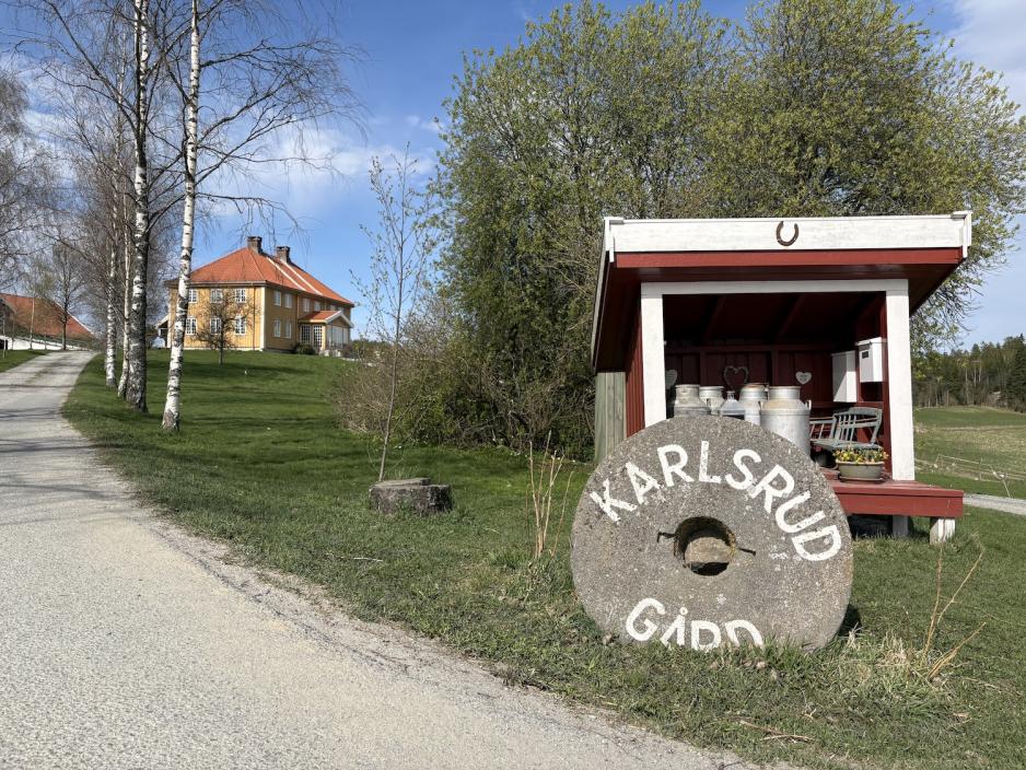 18 stopp og 30 minutter til fots unna Ski stasjon finner vi Karlsrud g&aring;rd.