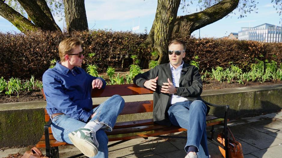 Kenneth Juul snakker med journalen-journalist Jonathan