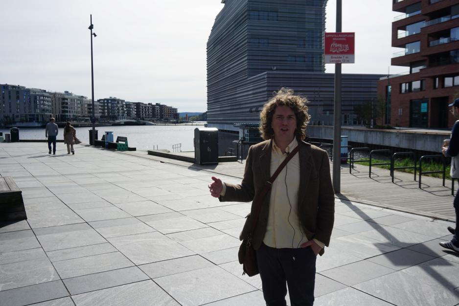 Mann vedsiden av Munch museet