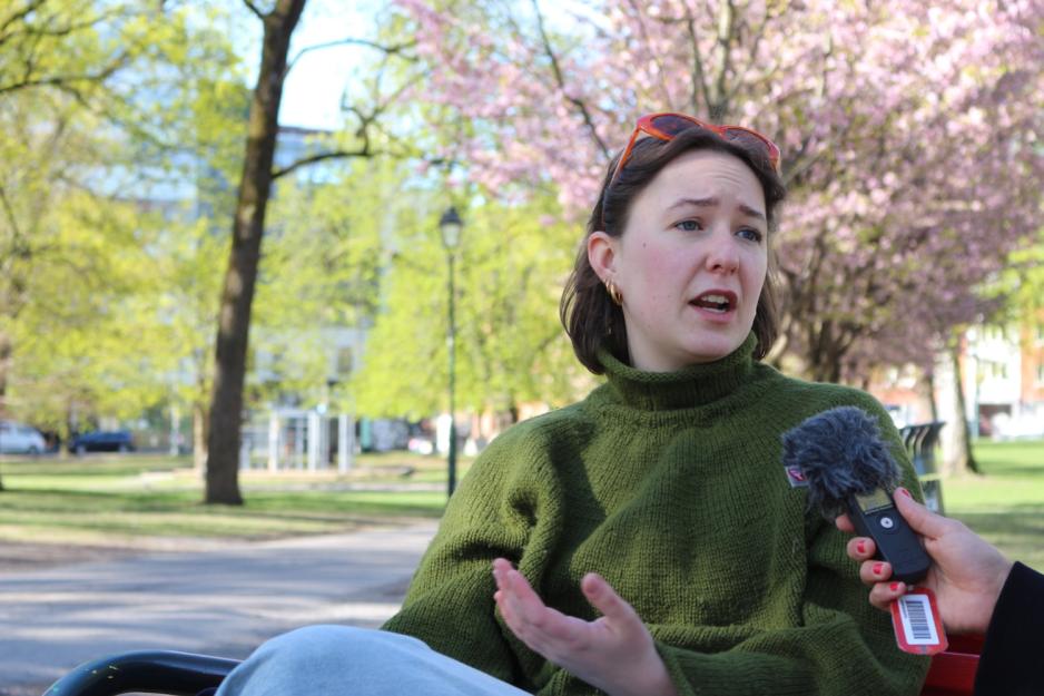 Lydia &Oslash;fsti Hesje snakker engasjert til Journalen