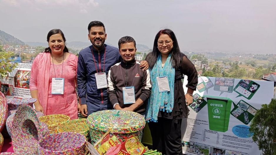 Devendra Adhikari med teamet han har samlet