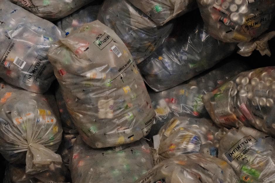 N&aelig;rbilde av pant i gjennomsiktige poser