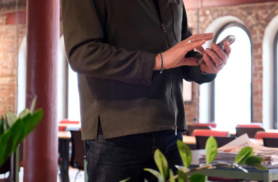 N&aelig;rbilde av Petter Gulli p&aring; kontoret 