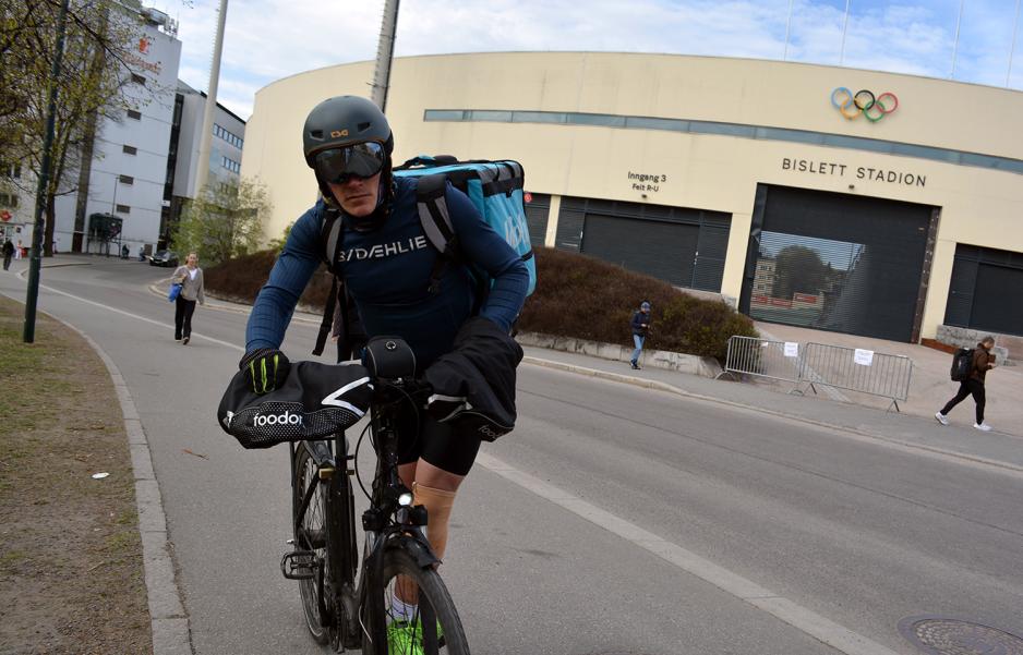 Sondre Bj&oslash;rkelund p&aring; sykkel som Wolt-bud