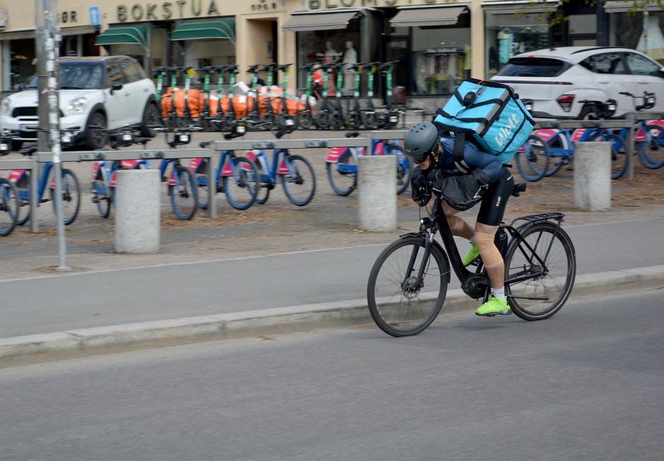 Wolt-bud Sondre Bj&oslash;rkelund i bakke p&aring; sykkelen sin