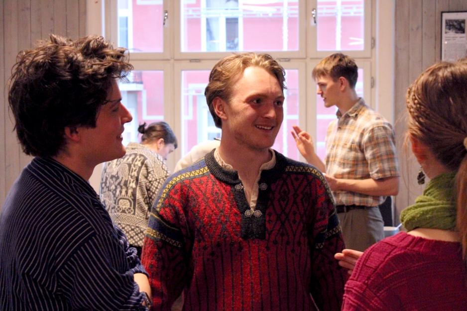 3 vener st&aring;r og prater med hverandre