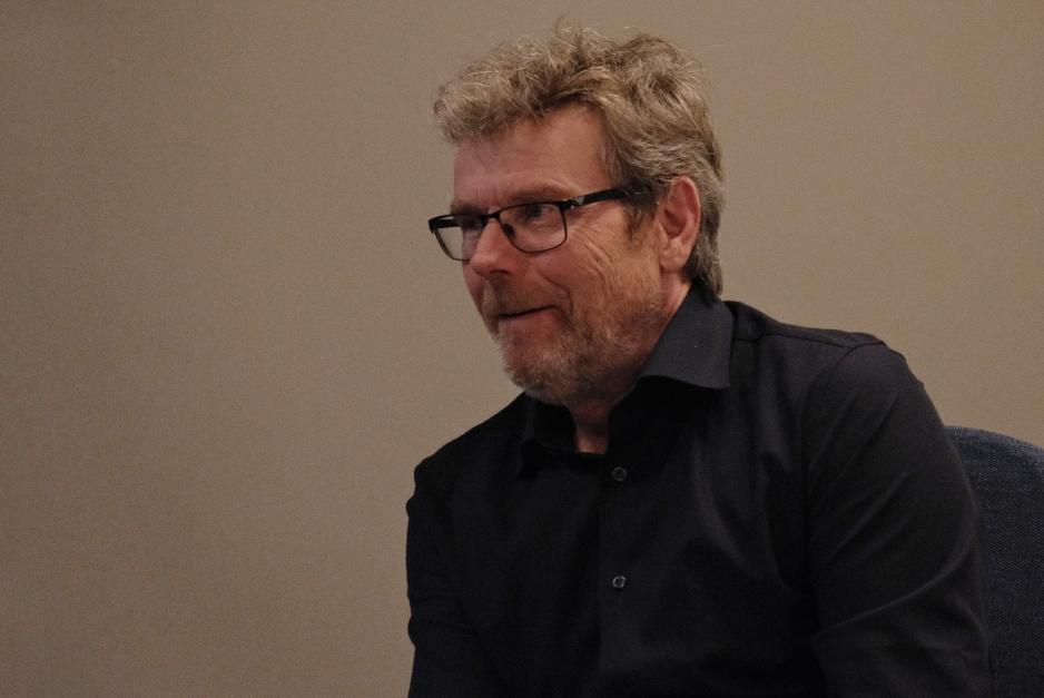 Mann blir intervjuet