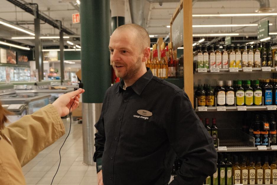 Butikkansatt blir intervjuet