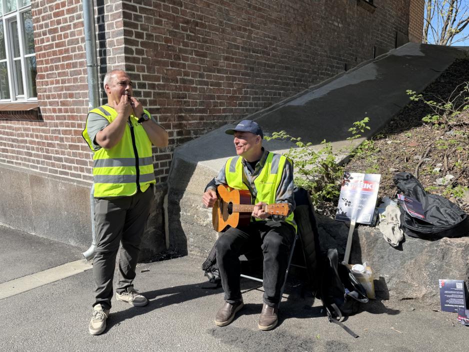 Jo og Raid streiker og fyller tiden med guitar og sang