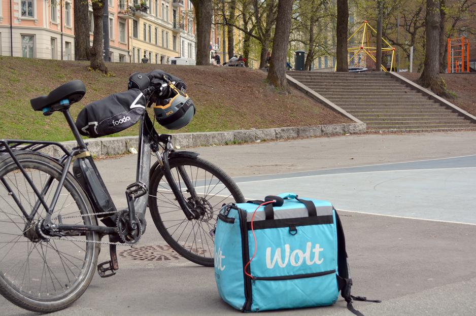 Sykkelen og baggen til Wolt-bud Sondre Bj&oslash;rkelund