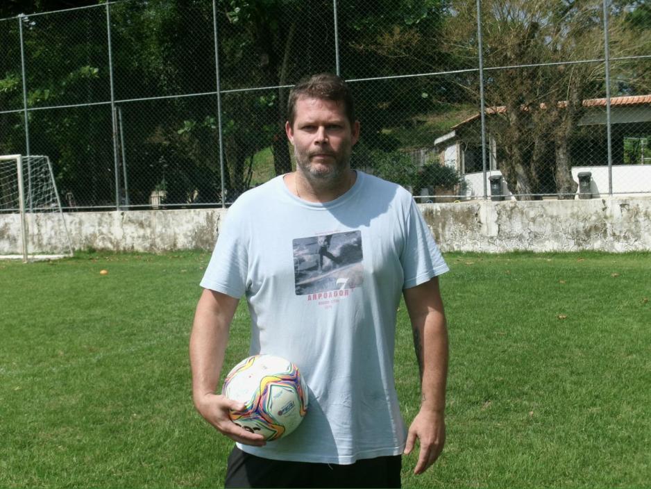 Tommy Nilsen holder en fotball og ser inn i kameraet. Han driver organisasjonen Karanba.