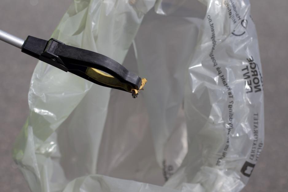 En r&oslash;yk i Klype over plastpose 