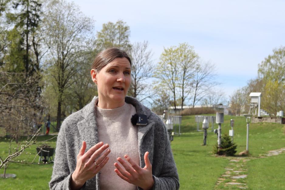 forsker som forklarer 