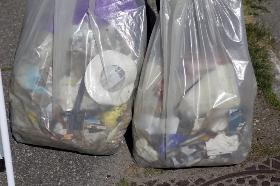 To poser som er fult med s&oslash;ppel