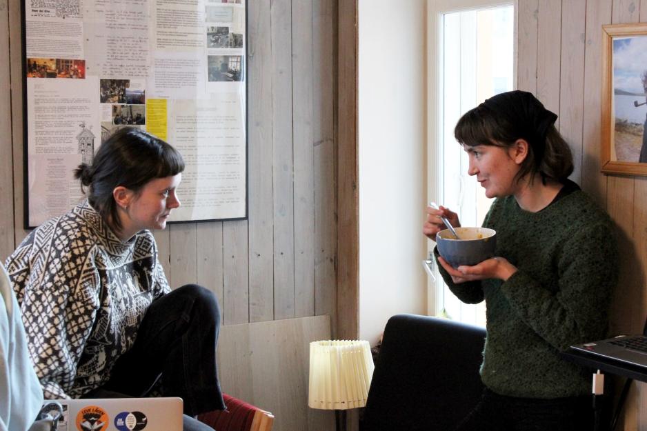 To jenter st&aring;r og prater med hverandre