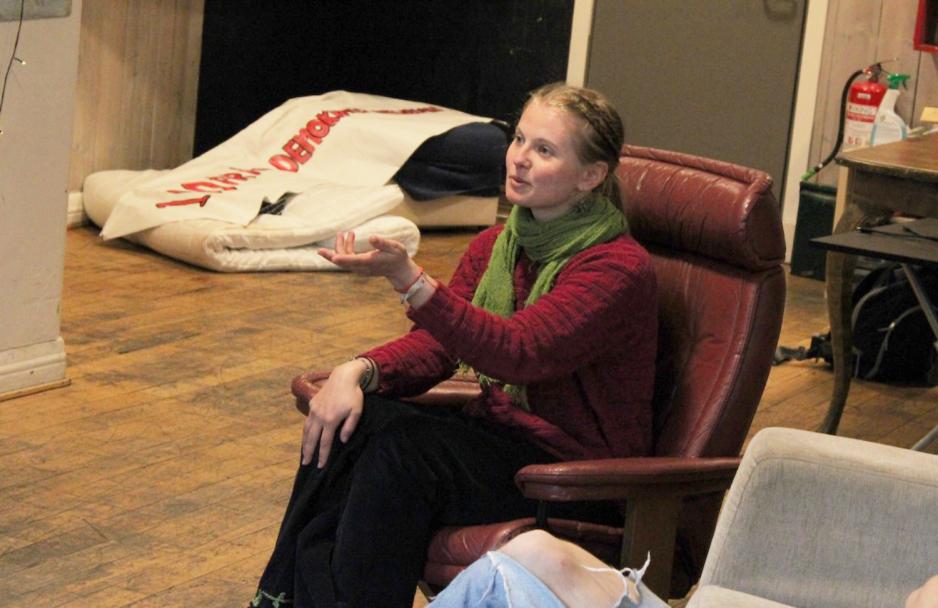 En jente lurer p&aring; noe, og har en h&aring;nd i v&aelig;ret