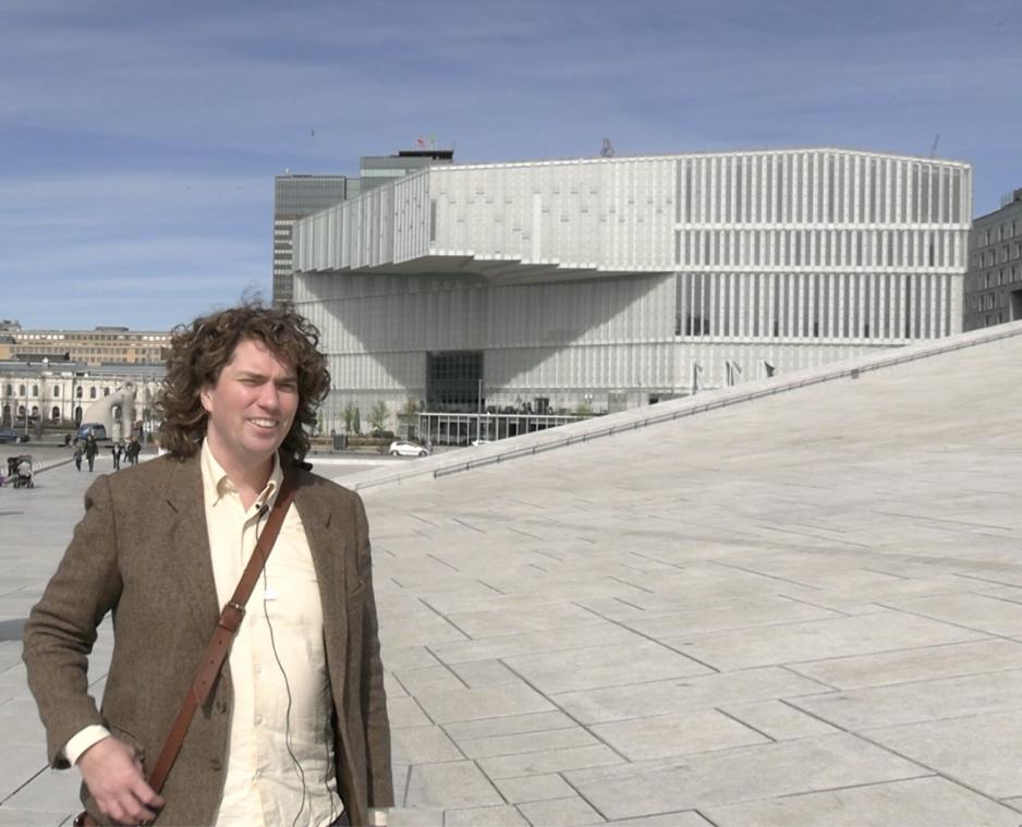 Mann utenfor Operaen