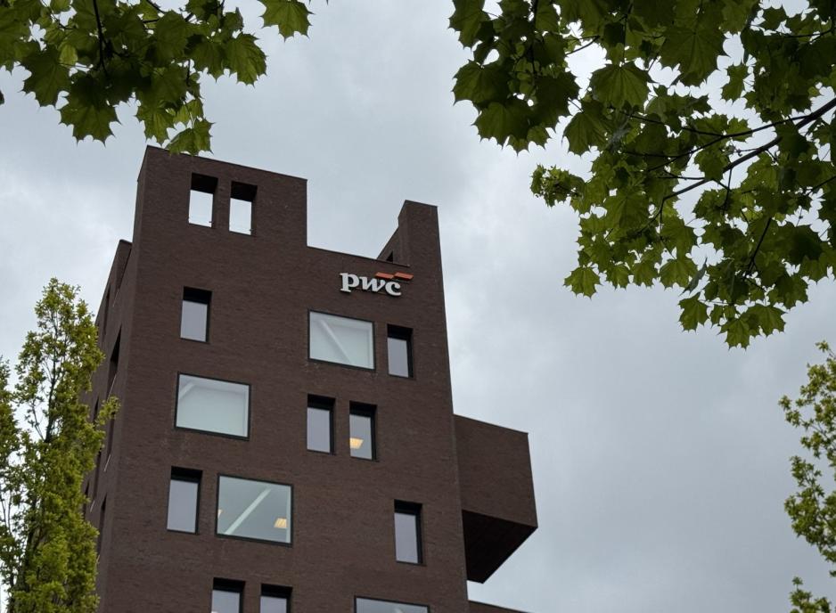 Brun bygning som det st&aring;r pwc p&aring;. 