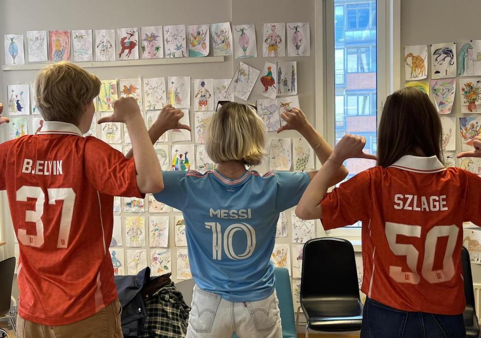 tre elever med Fotballtr&oslash;ye for &aring; st&oslash;tte barnekreftforeningen