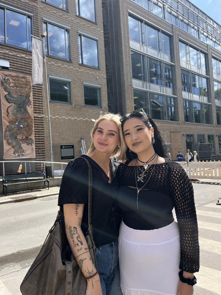 to jenter som skal p&aring; tatoveringsshow