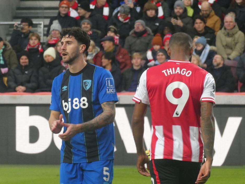 Marcos Senesi og Igor Thiago &laquo;i en kamp mellom Brentford F.C. og AFC Bournemouth.