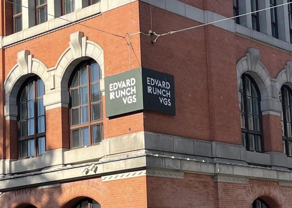 Her ser man skiltet der det n&aring; st&aring;r "Edvard Runch VGS".