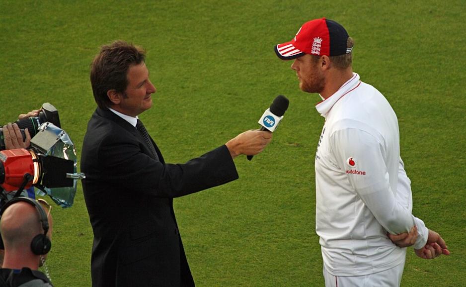  Andrew Flintoff blir intervjuet 