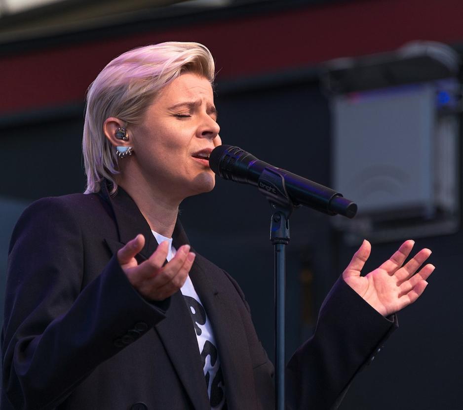 Robyn p&aring; scenen