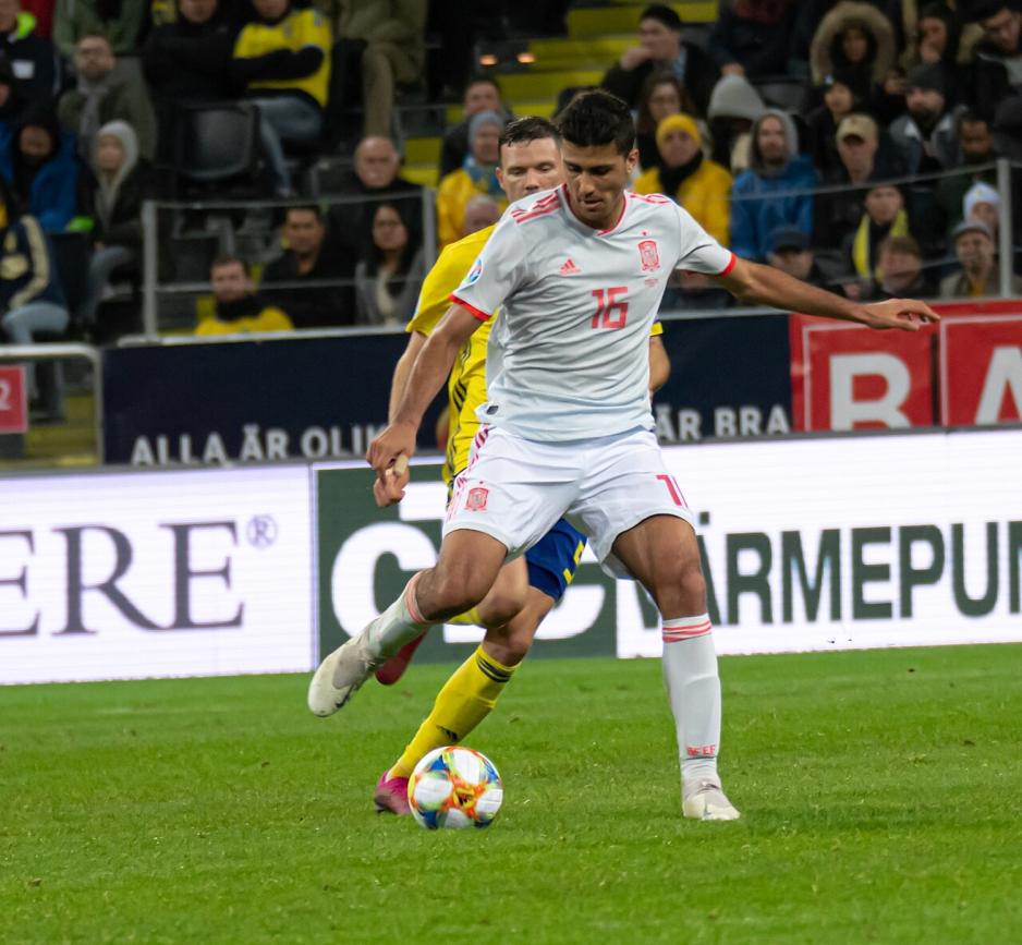 Rodri Hernandez som spiller fotball i spaniadrakt
