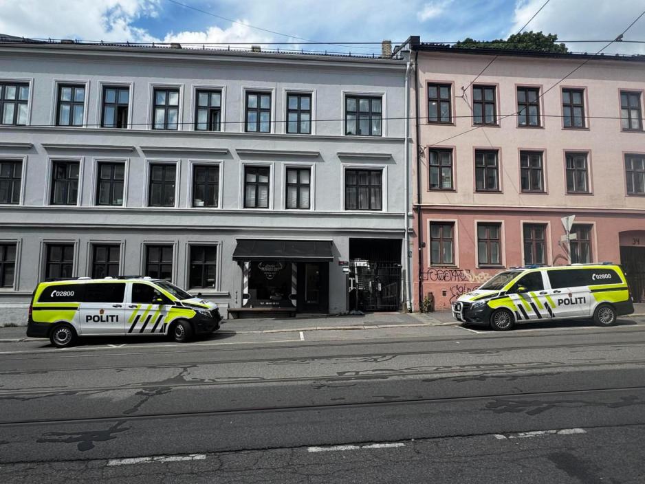 to politibiler i vogtsgate