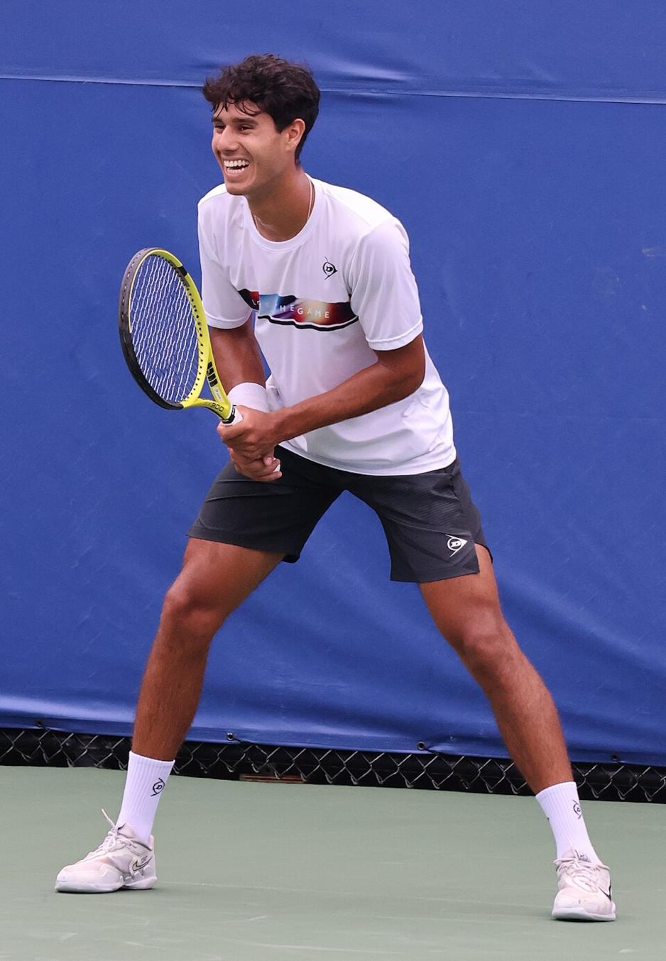 Daniel Vallejo som spiller tennis 