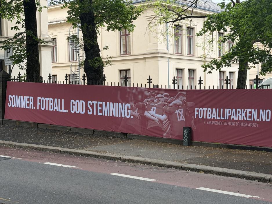 Reklame for fotball i parken