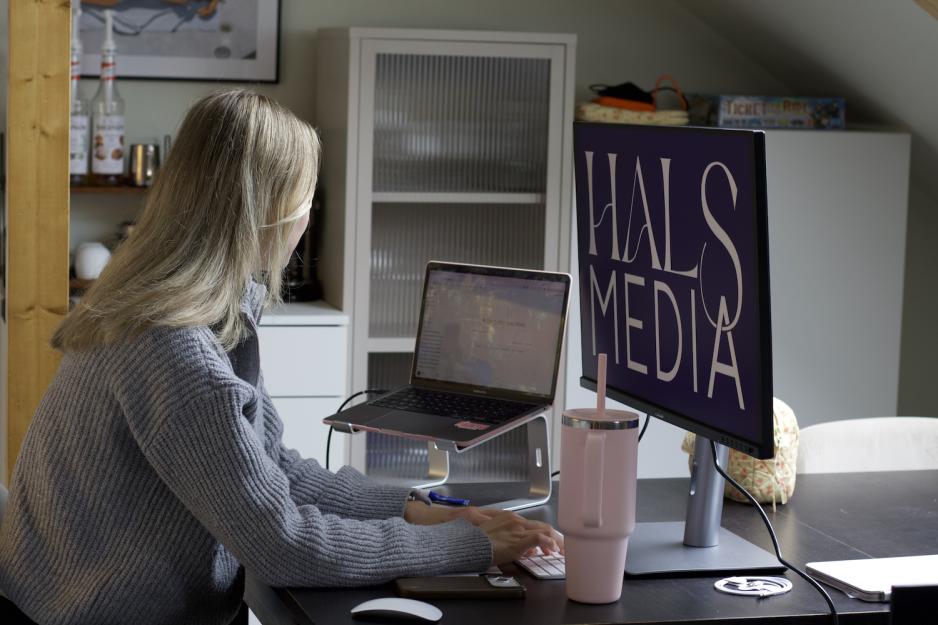Marie Hals jobber p&aring; PC sin