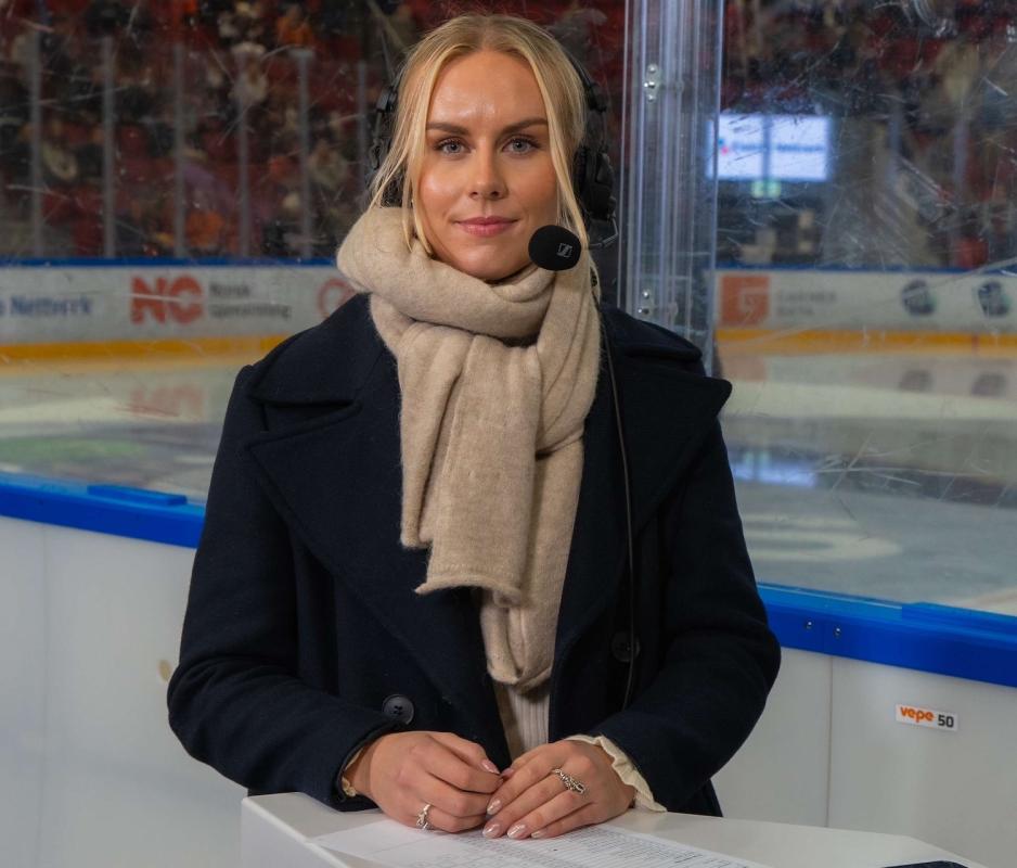 Josefine Biseth Engmann kommenterer ishockey kamp 