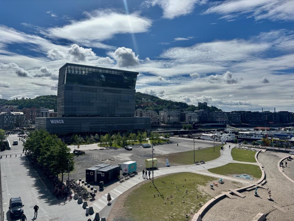 Bilde av Munchmuseet fra avstand.