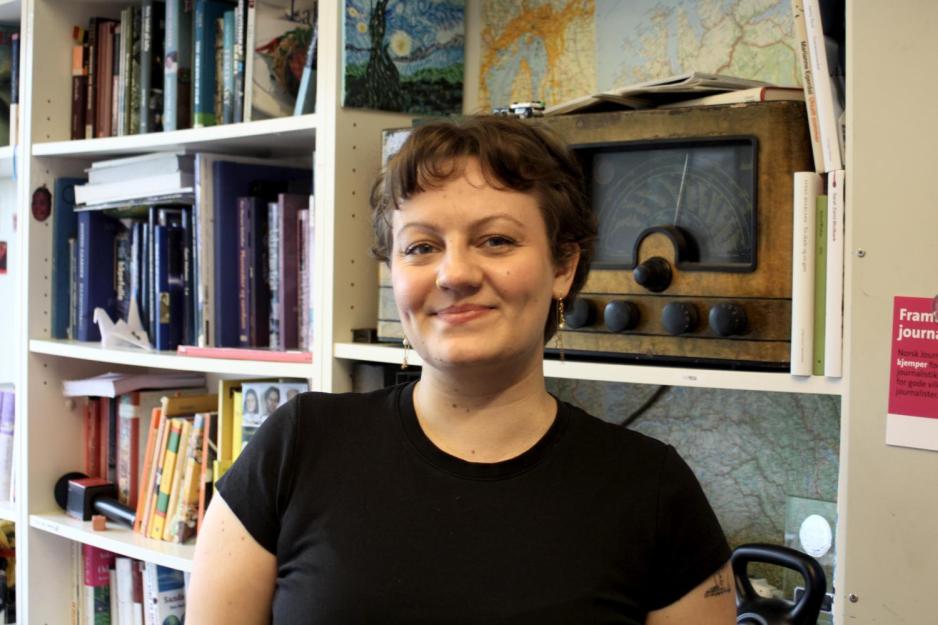 Emma Rolfsnes Sele p&aring; kontoret sitt