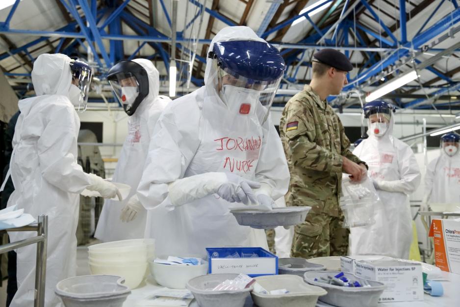 Leger og sykepleiere fra NHS trener p&aring; h&aring;ndtering av Ebola ved den britiske h&aelig;rens oppl&aelig;ringssenter n&aelig;r York.