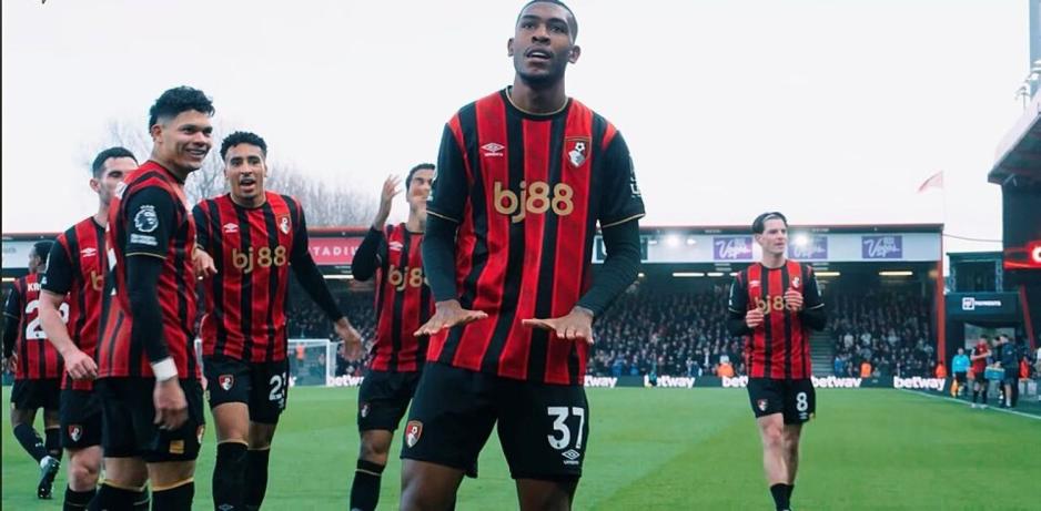 Bournemouth spillerne som feirer et m&aring;l sammen