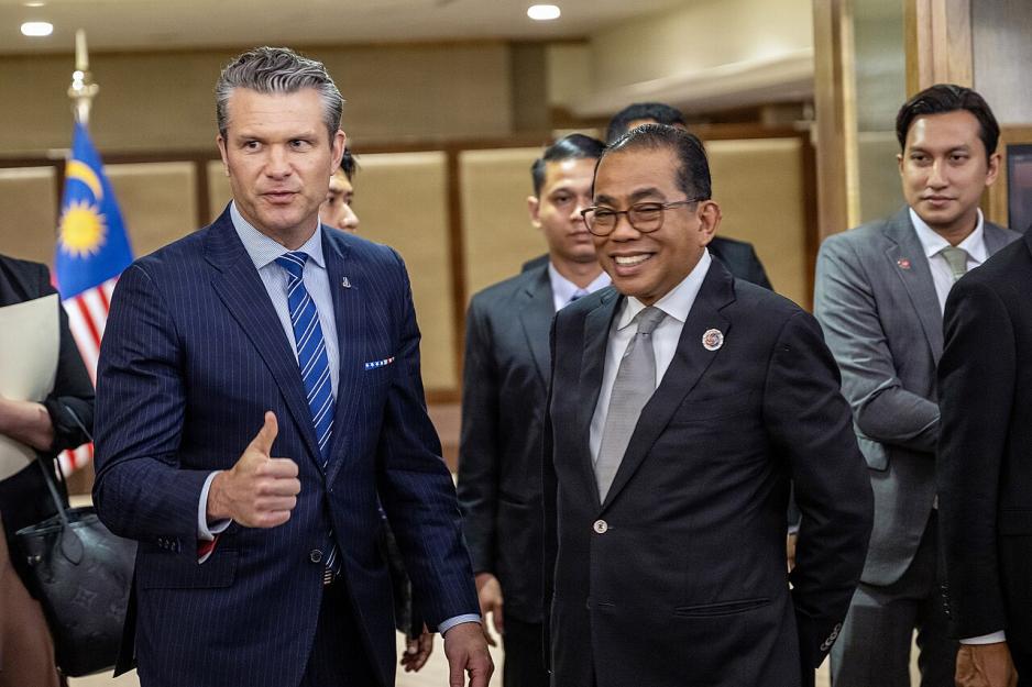 Pete Hegseth sammen med Mohamed Khaled Nordin