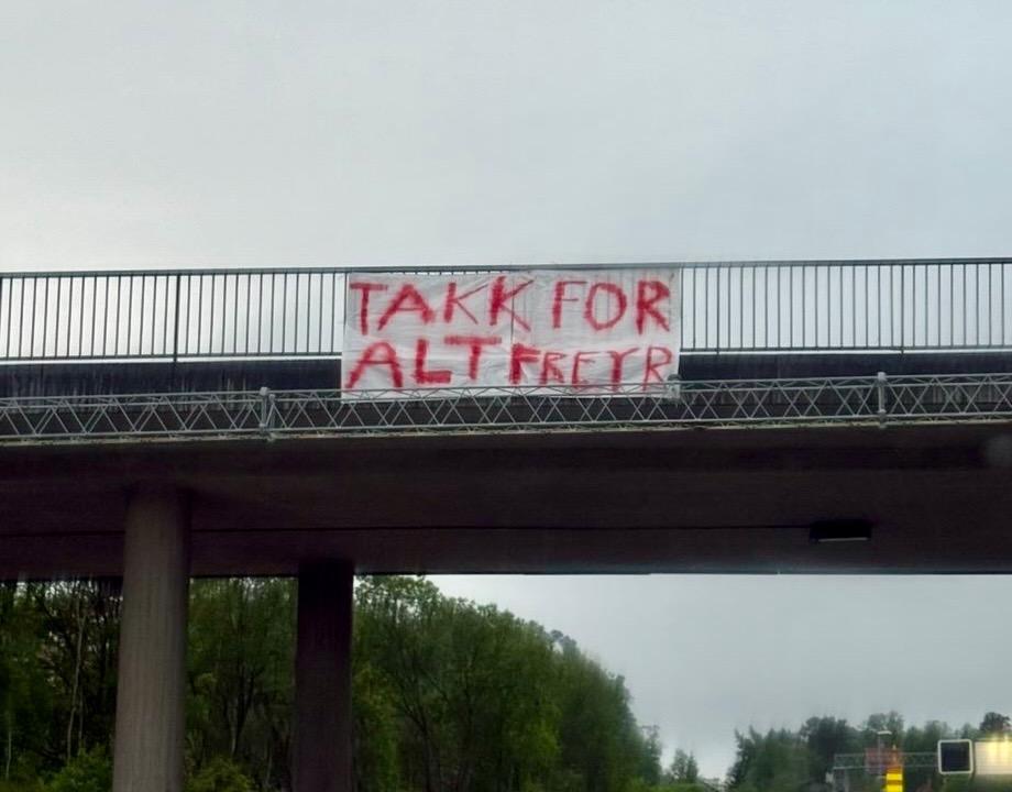 banner som henger over motorveien med tekst "takk for alt freyr"