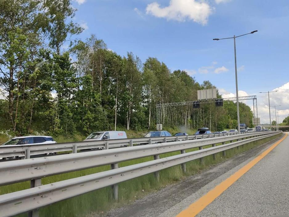 Lang k&oslash; p&aring; E18