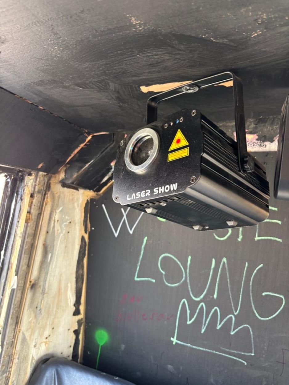 bilde av en laser i russebuss