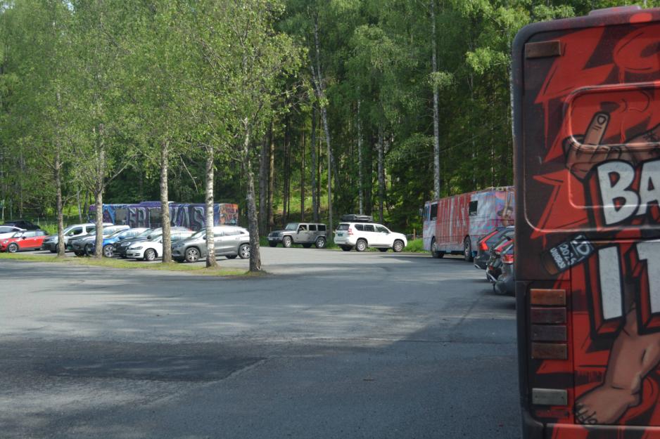 3 russebusser p&aring; en parkeringsplass mot s&oslash;rkedalen