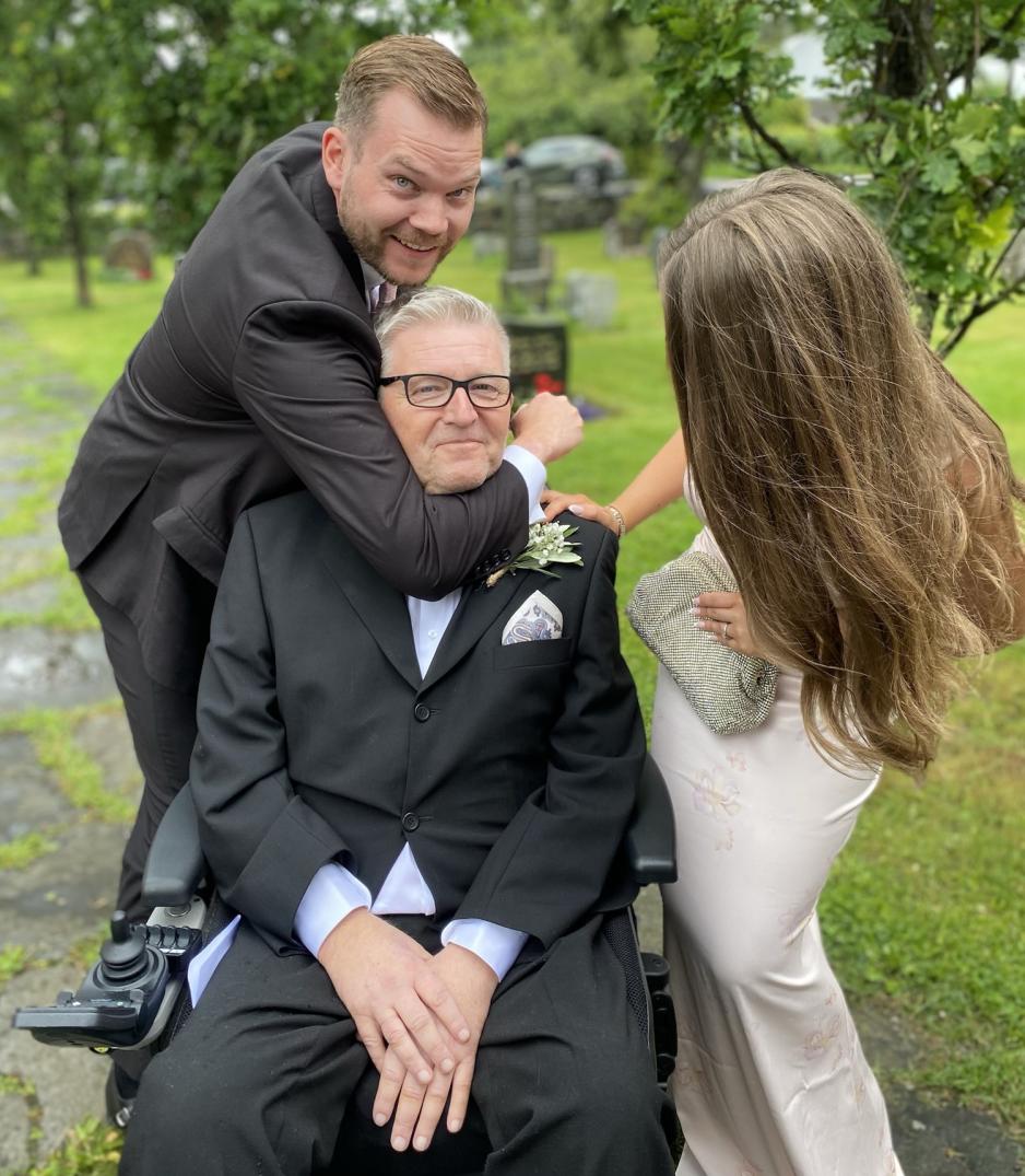Familien i bryllup tuller rundt
