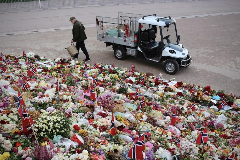 En gartner går og fikser på blomstene i blomsterhavet.