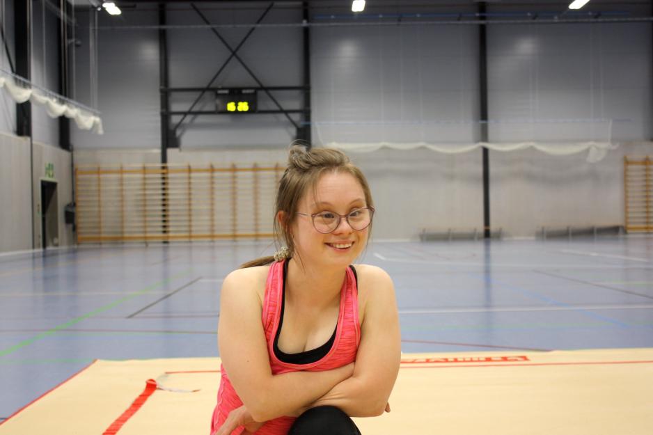 Maren tøyer på gulvet